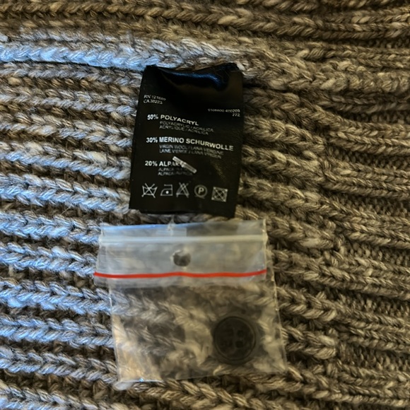 Red Bull Merchandise beautiful sweater with snaps, classic toggle buttons. - Picture 5 of 5